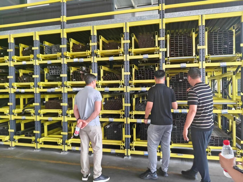 Clientes brasileiros visitam a HEGERLS para explorar soluções inteligentes de automação de armazéns